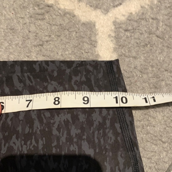 001- Lululemon Black Patterned Leggings - Picture 6 of 6